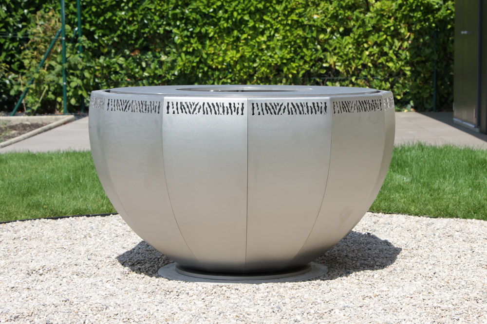 lotus-brasero-plancha-inox-barbecue-grill-design-braseros-firepit-openfire-cheminée-acier-jardin-extérieur-grillade-outdoor-kitchen-damien-rais-1