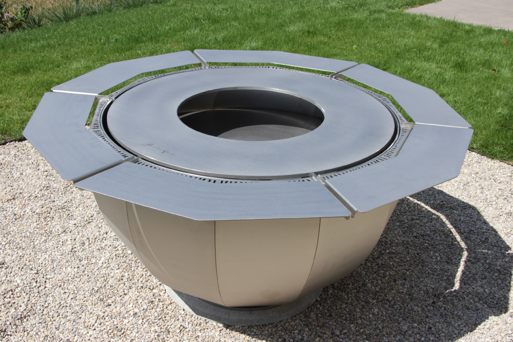 lotus-brasero-plancha-inox-barbecue-grill-design-braseros-firepit-openfire-cheminée-acier-jardin-extérieur-grillade-outdoor-kitchen-damien-rais-2