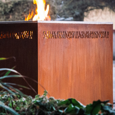 cube-plancha-à-bois-brasero-en-acier-brasero-plancha-met-inox-damien-rais-foyer exterieur-brasero-barbecue- acier-inox-cheminee-de-jardin-design-